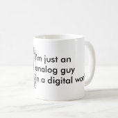 Ich bin gerade ein analoger Typ in einer digitalen Kaffeetasse (VorderseiteRechts)