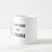 Ich bin gerade hier für die Savasana Yoga-Tasse Kaffeetasse (Vorderseite Links)