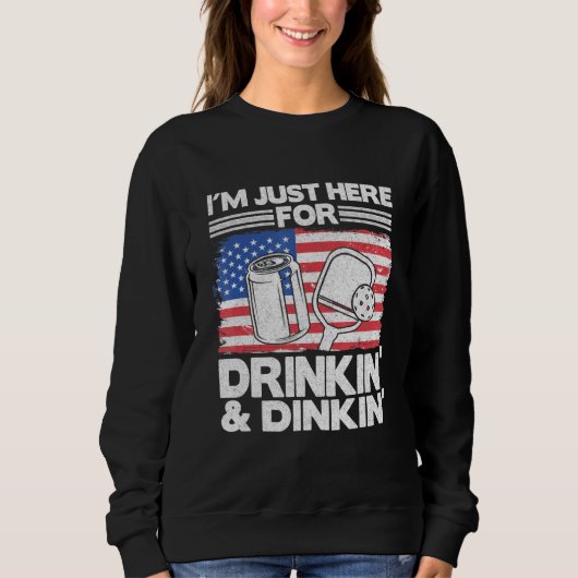 Ich bin gerade hier, um Dinking Beer US Flag Pic Sweatshirt (Vorderseite)
