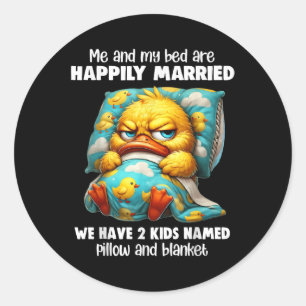 Ich bin glücklich Verheiratet, dass wir 2 Kinder h Runder Aufkleber