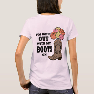 Ich bin Goin heraus mit meinen Stiefeln an T-Shirt