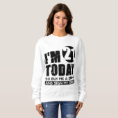 Ich bin heute 21 und kaufe mir ein Getränk und unt Sweatshirt (Vorne ganz)