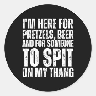 Ich bin hier für Bretzel und Bier Ual Erwachsene 2 Runder Aufkleber