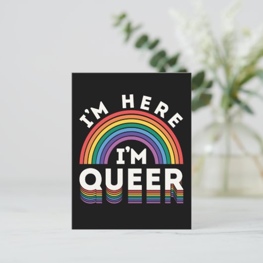 Ich bin hier, ich bin Que LGBTQ Rainbow Gay Pride Postkarte (Stehend Vorderseite)