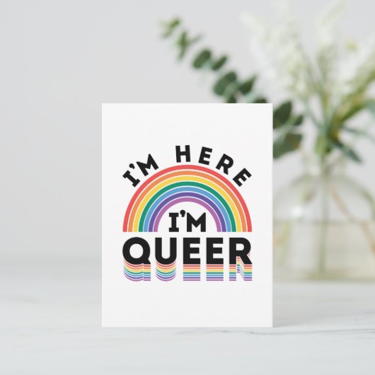 Ich bin hier, ich bin Queer Gay Pride Month Rainbo Postkarte (Stehend Vorderseite)