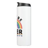 Ich bin hier, ich bin Queer Gay Pride Month Rainbo Thermosbecher (Nach rechts gedreht)