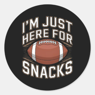 Ich bin hier wegen der Snacks Lustiger Fußball für Runder Aufkleber
