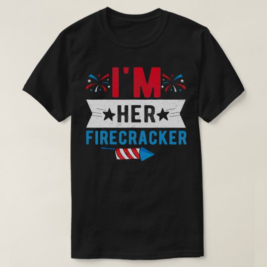 Ich bin ihr Firecracker Niedlich 4. Juli Matching T-Shirt (Design vorne)