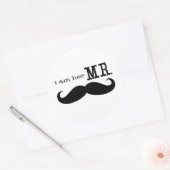 Ich bin ihr Mr. Mustache Groom Runder Aufkleber (Umschlag)