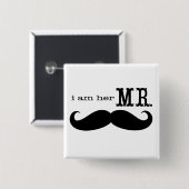 Ich bin ihr Mr. Mustache Grooms Geschenke Button (Vorne & Hinten)