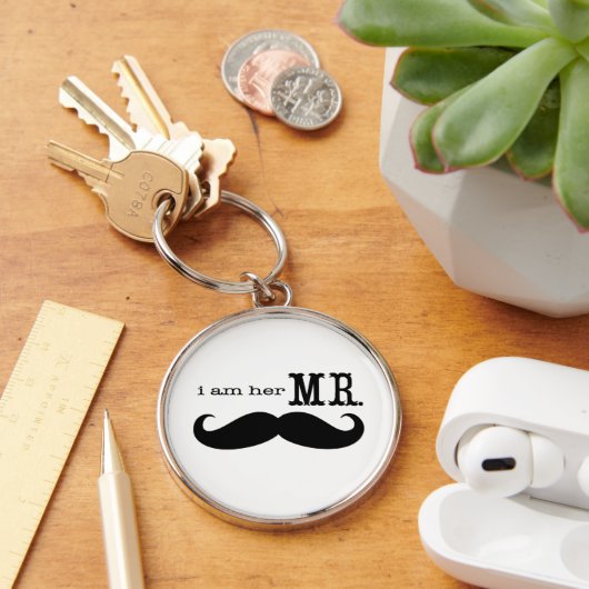 Ich bin ihr Mr. Mustache Grooms Geschenke Schlüsselanhänger (Schreibtisch)