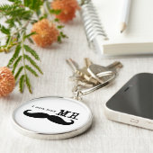 Ich bin ihr Mr. Mustache Grooms Geschenke Schlüsselanhänger (Seite)