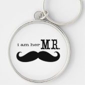 Ich bin ihr Mr. Mustache Grooms Geschenke Schlüsselanhänger (Vorne)