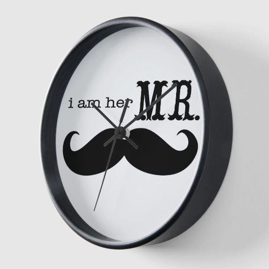 Ich bin ihr Mr. Mustache Grooms Geschenke Wanduhr (Winkel)