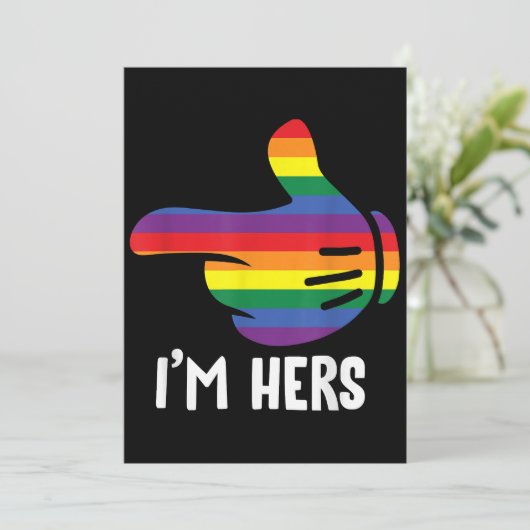 Ich bin ihr Rainbow Lesbian Couple Funny LGBT Prid Einladung (Stehend Vorderseite)