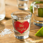 Ich bin ihre Schwester mit ihrem roten Herz Schnapsglas