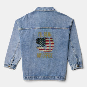 Ich bin im Büro meines Gärtners in der US-Flagge Jeansjacke