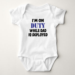 Ich bin im Dienst, während Papa Baby-Boy-Shirt aus Baby Strampler