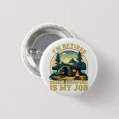 Ich bin im Ruhestand und gehe campen Button (Vorne & Hinten)
