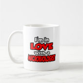 Ich bin in Liebe mit einem Mikrobiologen Kaffeetasse (Links)