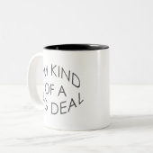 Ich bin irgendwie ein großer Deal Zweifarbige Tasse (Vorderseite Links)