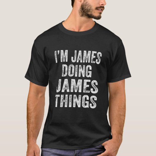 Ich bin James Doing James Things Fun Personalisier T-Shirt (Vorderseite)