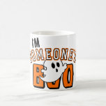 Ich bin jemandes Boo-Geist-Halloween-Tasse Kaffeetasse<br><div class="desc">Es ist der Klassiker,  ich bin Jemand's Boo Stainless Tasse! Ein lustiges Halloween-Design mit einem niedlichen Geist über das Wort BOO. Wählen Sie diese beliebte Grafik auf vielen Tasse Stilrichtungen und Farben,  und greifen Sie heute auf Ihre!</div>