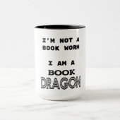 Ich bin kein Buchwurm, ich bin ein Buchdrache Tasse (Zentrum)