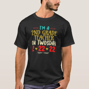 Ich bin Lehrerin der zweiten Klasse am zweitägigen T-Shirt