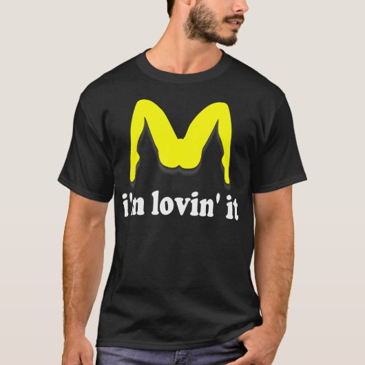 Ich bin Lovin' Es humorvoll beleidigende Andeutung T-Shirt (Vorderseite)