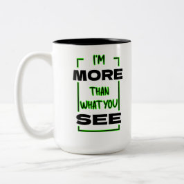 Ich bin mehr als das, was du in fetter Typografie- Zweifarbige Tasse