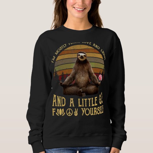 Ich bin meistens Peace Liebe und Light Yoga Sloth Sweatshirt (Vorderseite)