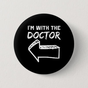 Ich bin mit dem Doktor Verlassen Arrow Funny Hallo Button
