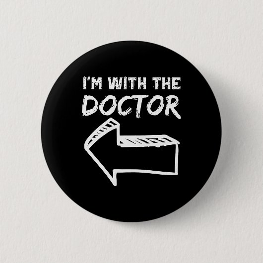 Ich bin mit dem Doktor Verlassen Arrow Funny Hallo Button (Vorderseite)