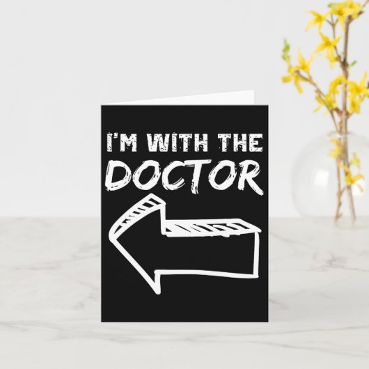 Ich bin mit dem Doktor Verlassen Arrow Funny Hallo Karte (Gelbe Blume)