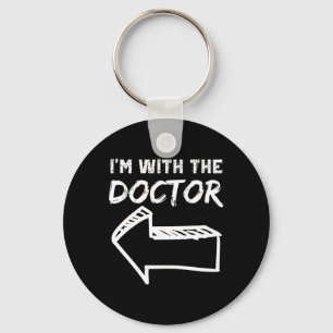 Ich bin mit dem Doktor Verlassen Arrow Funny Hallo Schlüsselanhänger