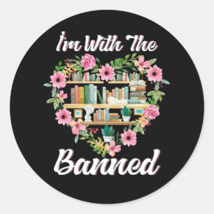 Ich bin mit dem Shirt "Banned Books" und lese Bann Runder Aufkleber