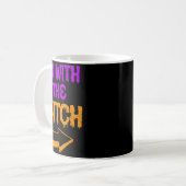 Ich bin mit der Hexe Lustiges Halloween passendes  Kaffeetasse (Vorderseite Links)