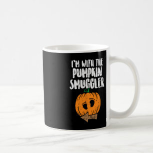 Ich bin mit der Kürbisschmuggler Halloween-Schwang Kaffeetasse