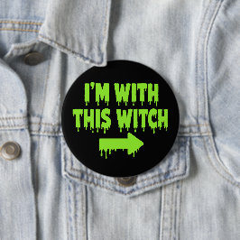 Ich bin mit dieser Hexe lustiges Halloween-Design Button