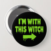 Ich bin mit dieser Hexe lustiges Halloween-Design Button (Vorne & Hinten)