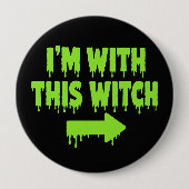Ich bin mit dieser Hexe lustiges Halloween-Design Button (Vorderseite)