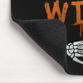 Ich bin mit Hexe Skeleton Hand Funny Halloween Hus Mousepad (Ecke)