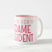 ICH BIN MIT IHR... ZWEIFARBIGE TASSE (VorderseiteRechts)