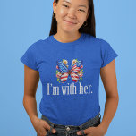 Ich bin mit ihrer Kamala Harris Butterfly Women's<br><div class="desc">Ich bin mit dem T - Shirt ihrer Frauen. Unterstützung von Kamala Harris für den Präsidenten. Ein wunderschöner amerikanischer Fahnenschmetterling mit hübschen Blume für einen Demokraten,  der niedliche politische Entwürfe mag.</div>