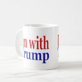 Ich bin mit Trump mit rotem blauen Halbtext Kaffeetasse (Vorderseite Links)