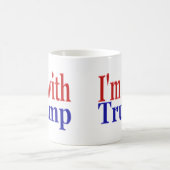 Ich bin mit Trump mit rotem blauen Halbtext Kaffeetasse (Mittel)