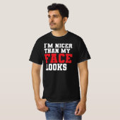 Ich bin netter, als mein Gesicht aussieht T-Shirt (Vorne ganz)
