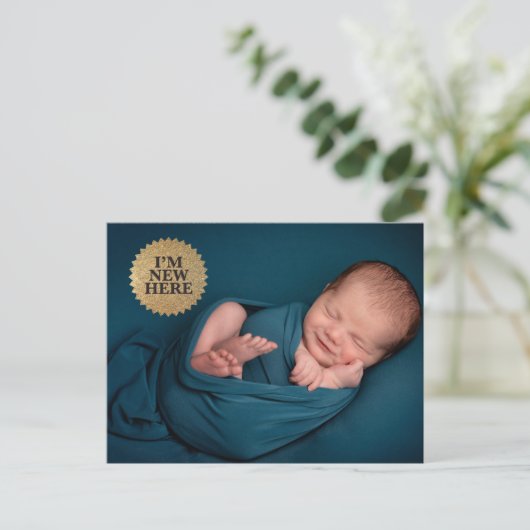 Ich bin neu hier Modernes Gold Siegel Custom Baby Postkarte (Stehend Vorderseite)