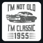 Ich bin nicht alt, ich bin ein klassisches 1955 70 quadratischer aufkleber<br><div class="desc">Ich bin nicht alt,  ich bin ein Klassiker von 1955. Ideal 70. Geburtstagsgeschenk für einen 70 Jahre alten Muscle Car & Automotive Enthusiasten,  die Lieben zu fahren. Retro-Geschenk für Männer,  Frauen,  Vater am Vatertag.</div>